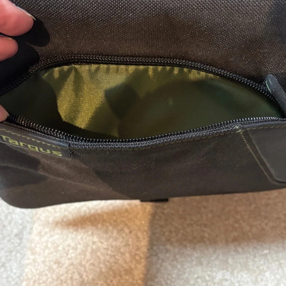 ITEM NO. 67: Targus Black iPad Bag/Tablet Bag With Adjustable Strap & Handle